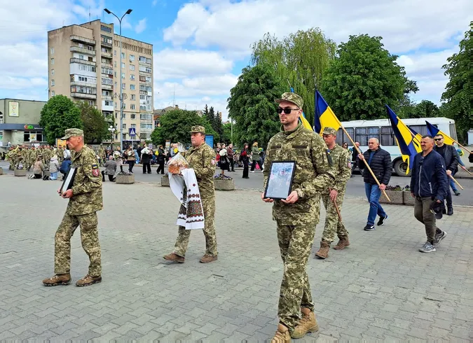 У Ковелі попрощалися із двома воїнами – Максимом Плотніковим та Русланом Фатхудіновим (фото)