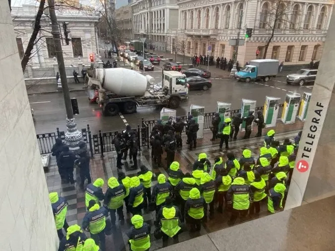 Сотні силовиків, військова техніка та автозаки: як у Києві готуються до «перевороту» (фото)