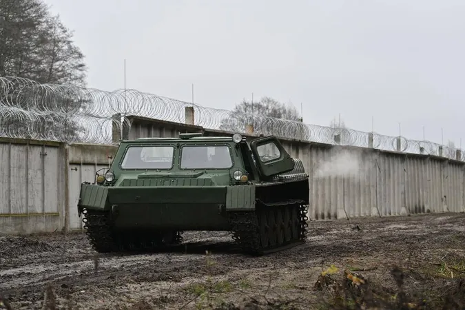 Волинь відгороджують від Білорусі бетонним парканом (фото, відео)