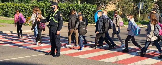 У Боратинській громаді поліцейські переводитимуть дітей через дорогу