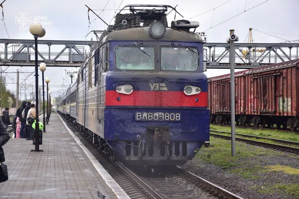 Тікаючи від війни: у Луцьку зустріли потяг з українцями із Харківщини (фото)