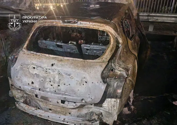 Удар по багатоповерхівці в Києві: загинула жінка та чоловік в авто, палали квартири й машини (фото)