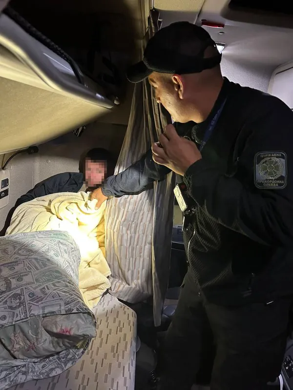 Попалися в «Ягодині»: далекобійник за $5000 вклав у своє ліжко ухилянта (фото, відео)