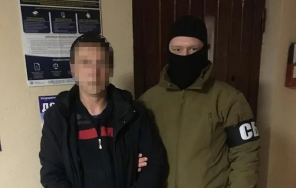 СБУ затримала експосадовців Укрзалізниці, які допомогли перекинути ешелони рф в Україну (фото)