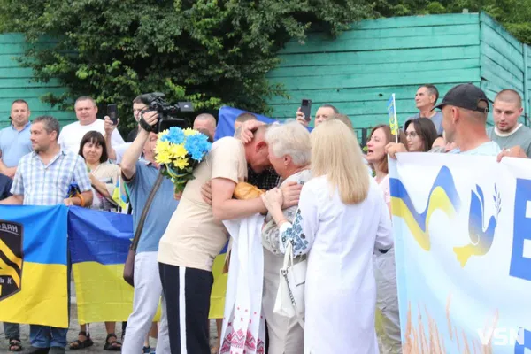 Сльози радості й обійми: у Луцьку зустріли військового, який понад два роки був у полоні (фото)