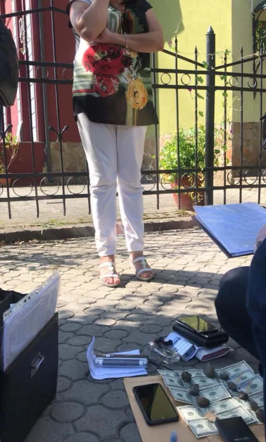 Посадовиця Луцькради вимагала в атовця одну тисячу доларів