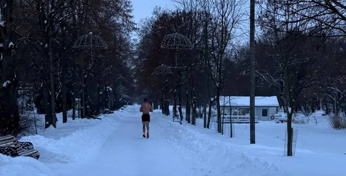 У Луцьку в центральному парку в мороз -17 °C бігав чоловік без одягу (фото, відео)