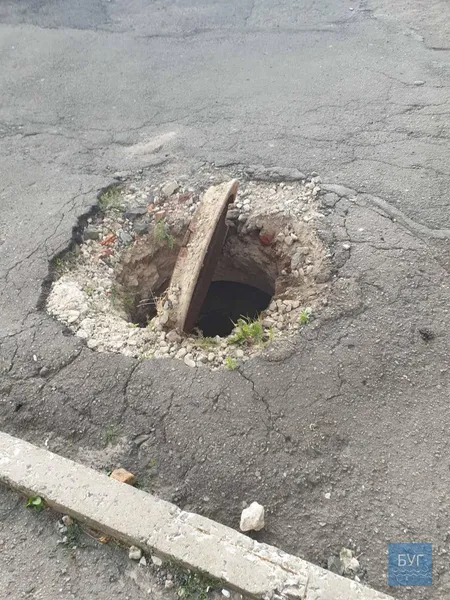 На Волині машина провалилася в аварійний люк (відео)