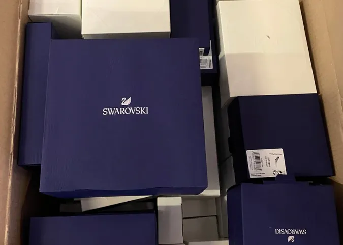 Брендовий одяг і взуття, біжутерія Swarovski: в «Ягодині» знайшли прихований товар (фото)