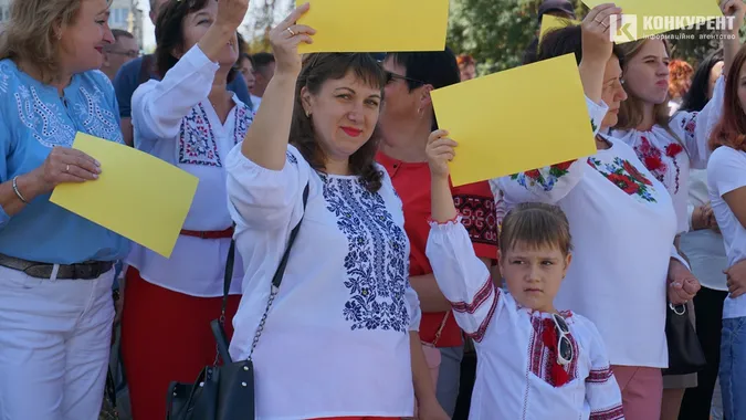 Лучани у День міста тілами склали карту України (фото)
