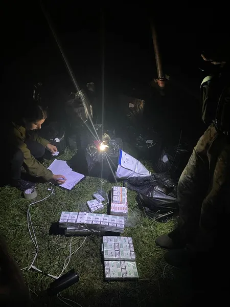 На Волині трактор тягнув підводу з сигаретами до Польщі (фото)
