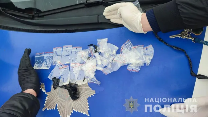 У Луцьку затримали «закладника» з небезпечним психотропом (фото)