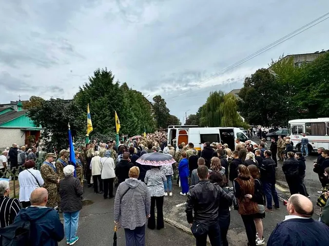 У Нововолинську попрощалися із 23-річним воїном Радиславом Гузарем (фото)