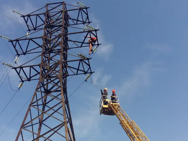 Енергетики закликають волинян не робити селфі на електропорах