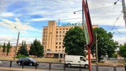 У Луцьку вітер ледь не зніс білборд (фото) 