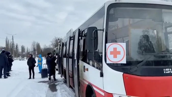 Російські окупанти з «Градів» обстріляли колону цивільних, які евакуювалися з Маріуполя