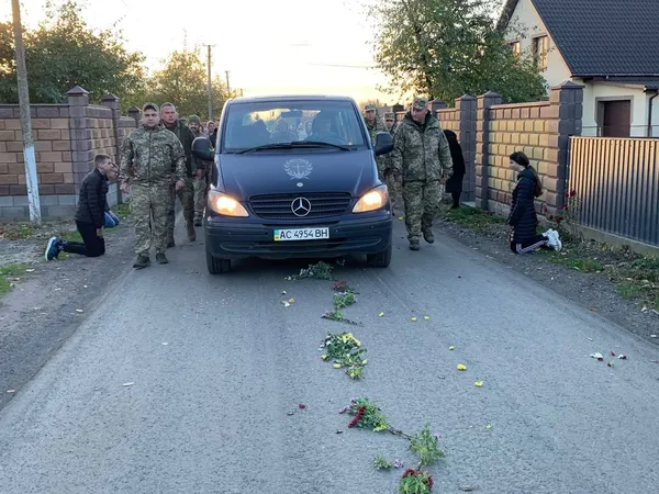 Дорогу встелили квітами: у селі під Луцьком зустріли тіло Героя Романа Цисельського (фото)
