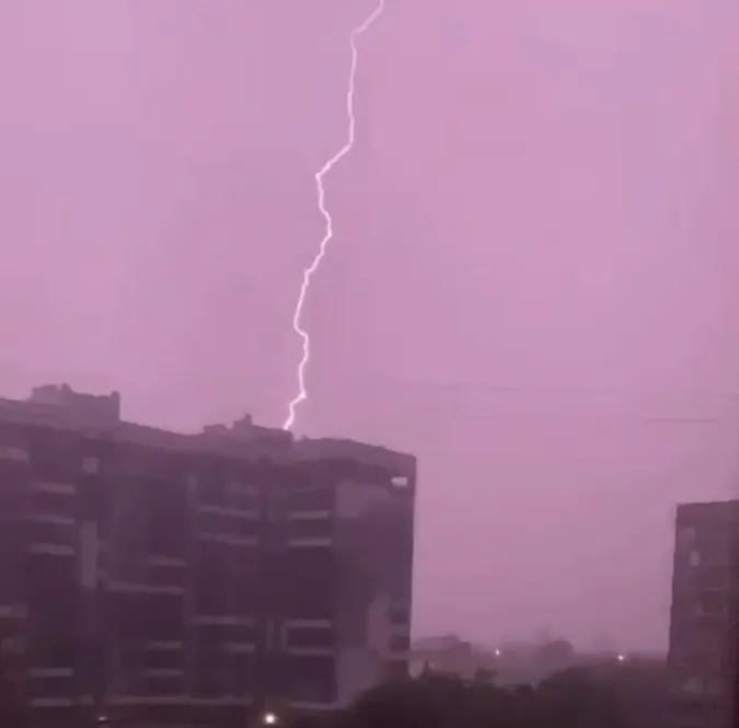 Шквали, злива, гроза: як минула ніч у Луцьку (фото, відео)