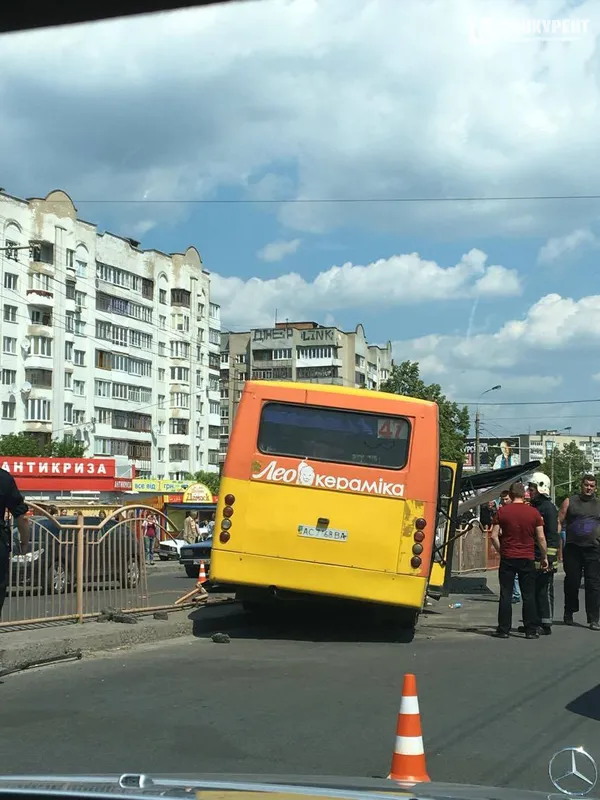 У Луцьку біля Там Таму маршрутка в'їхала в білборд (фото, відео)