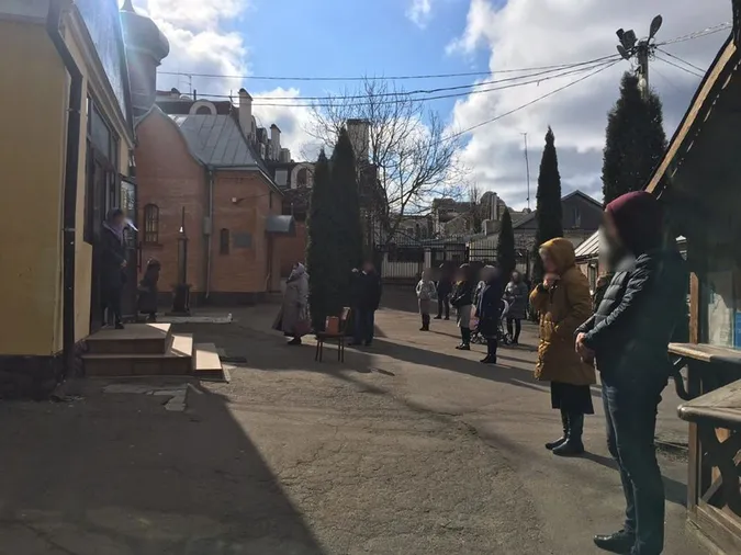Лучани скаржаться на порушення правил карантину в храмах