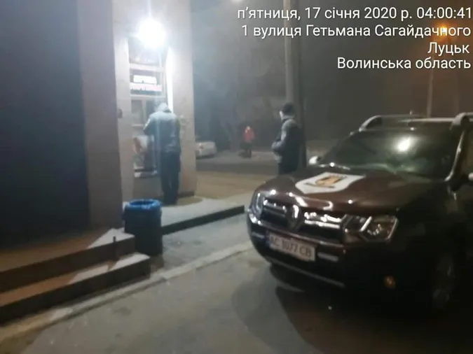 Заборони не діють: у луцьких магазинах вночі продають алкоголь (фото)