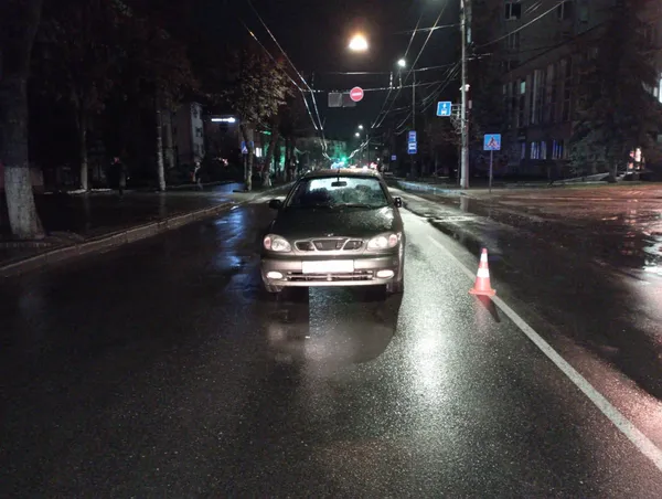 У Луцьку автомобіль збив двох людей на пішохідному переході (фото, відео)