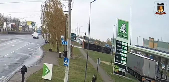 ДТП на Рівненській: показали, як у Луцьку фура падала на бус (відео)
