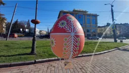У центрі Луцька встановили декоративні писанки: свято наближається (фото, оновлено)