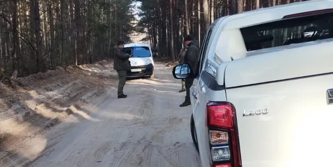 У лісі на Волині затримали чоловіків зі зброєю (фото)