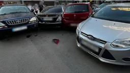 У Луцьку жінка на «лексусі» врізалась у припарковані автівки (фото)