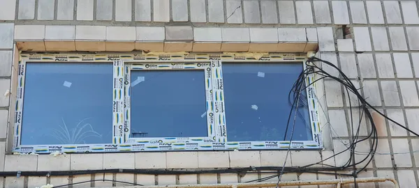 У Луцьку безкоштовно замінили понад 130 вікон у будинках, які постраждали від атаки рф (фото)