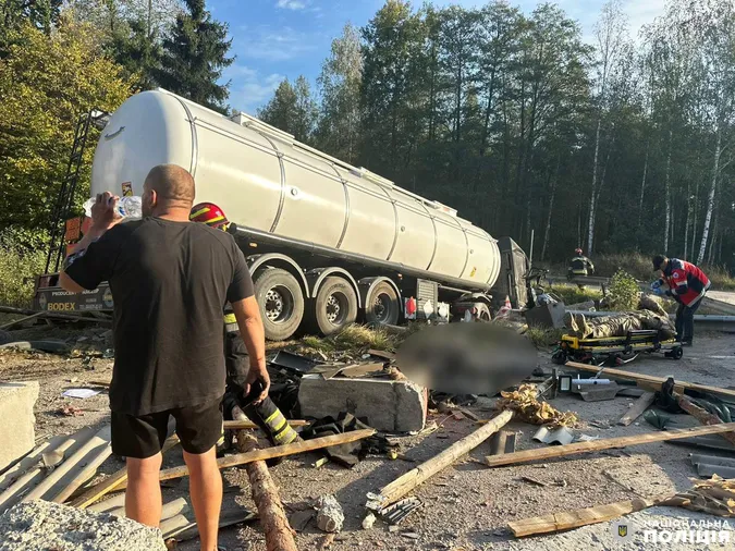 На трасі Київ-Ковель-Ягодин автоцистерна з газом врізалась у блокпост (фото)