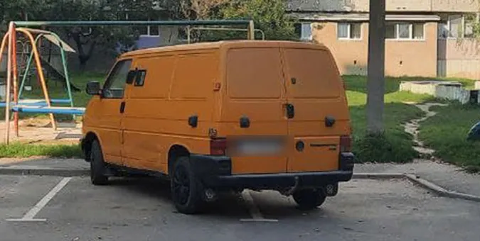 У Луцьку на Конякіна п'яний на бусі врізався у паркан і почав хуліганити (фото)