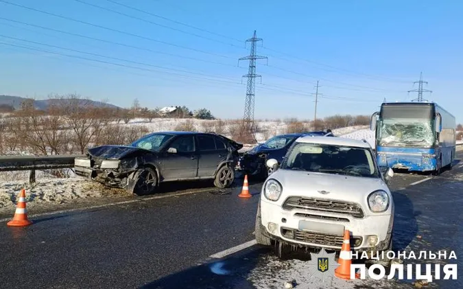 Масштабна ДТП на Львівщині: зіткнулись автобус і три легковики, є травмовані (фото)