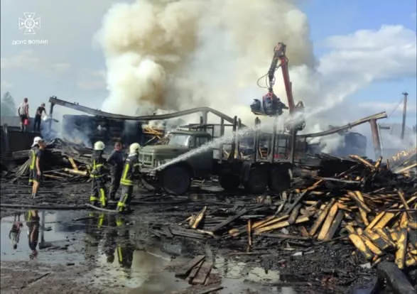 Дим стовпом: на Камінь-Каширщині – масштабна пожежа на пилорамі (фото)