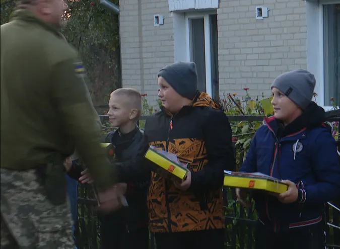 Грамоти, шеврони, цукерки: волинські тероборонівці віддячили дітям за зібрані гроші (фото)