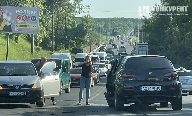 Рух ускладнений: у Луцьку на Глушець зіткнулися Nissan і Alfa Romeo (фото, відео)