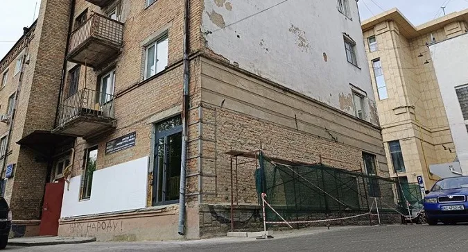 У Луцьку знищили мурал відомому кінорежисеру Борису Ревенку: хто це зробив (відео)
