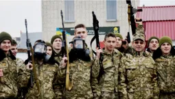 Дубинки, АК та шоломи: луцькі ліцеїсти відвідали військову частину Нацгвардії (фото)