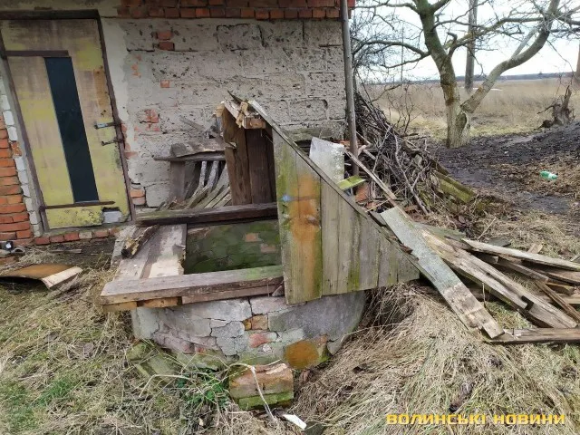 Біля Луцька дівчата дістали з 25-метрового колодязя собаку (фото, відео)
