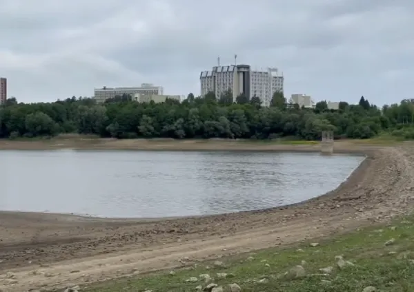 Критично обміліло, а дно вкрилося тріщинами: куди зникає питне озеро Трускавця (відео)