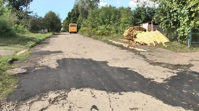 Асфальт можна відірвати руками: у селі на Волині жаліються на ремонт дороги
