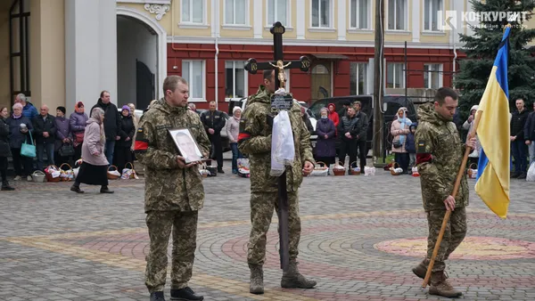 Напередодні Великодня у Луцьку прощалися з Героєм, згадуючи Ісуса (фото, відео)