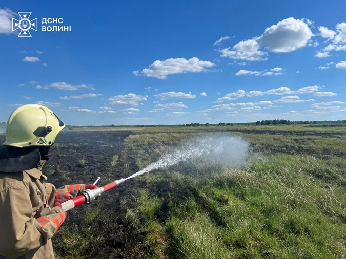 На Камінь-Каширщині майже 7 годин гасили пожежу торфовища (фото)