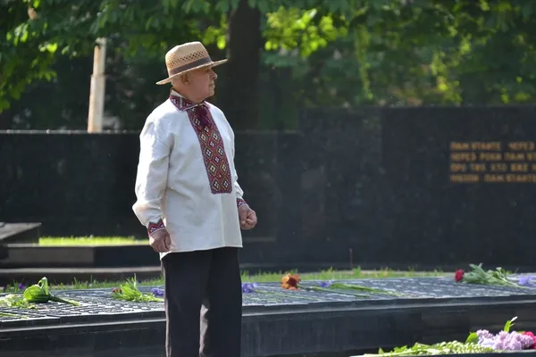 Мовчки та зі сльозами: у Луцьку вшанували пам'ять жертв Другої світової війни (фото)