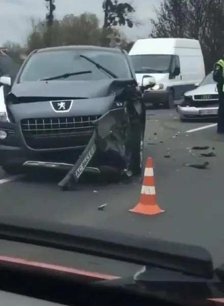 Аварія в Липинах: від зіткнення перекинувся бус (фото,відео)