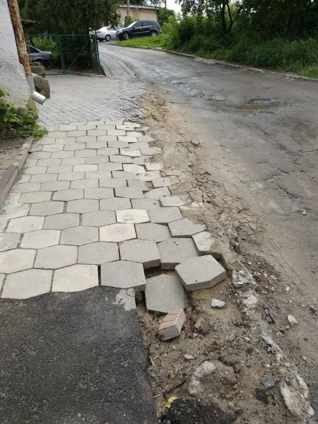 Зробили «дічь»: лучани просять відремонтувати тротуари (фото)