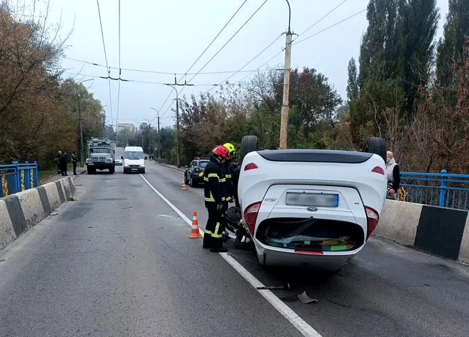 Авто з водійкою всередині перекинулося на дах: деталі аварії у Луцьку (фото)