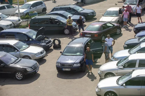 Машини на ринку нерозмитнених автомобілів в районі київської станції метро «Житомирська»