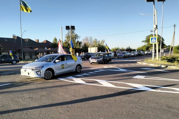 Звільненого з полону бійця Михайла Данилюка зустріли на Волині (фото)